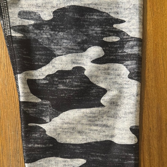 Terez Camouflage Crop Leggings Sz Small Black & Gray - Picture 5 of 5